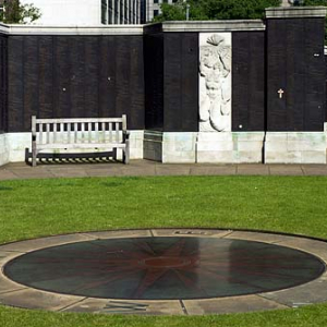 Londyn. Pomnik poległym w wojnie 1939-1945 przy Tower Hill St.